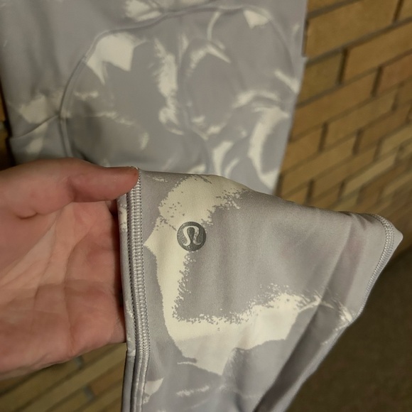 Lululemon Speed Up Tight 28" Luxtreme Flower Pop White Silver Lilac Size 4 - Picture 6 of 8